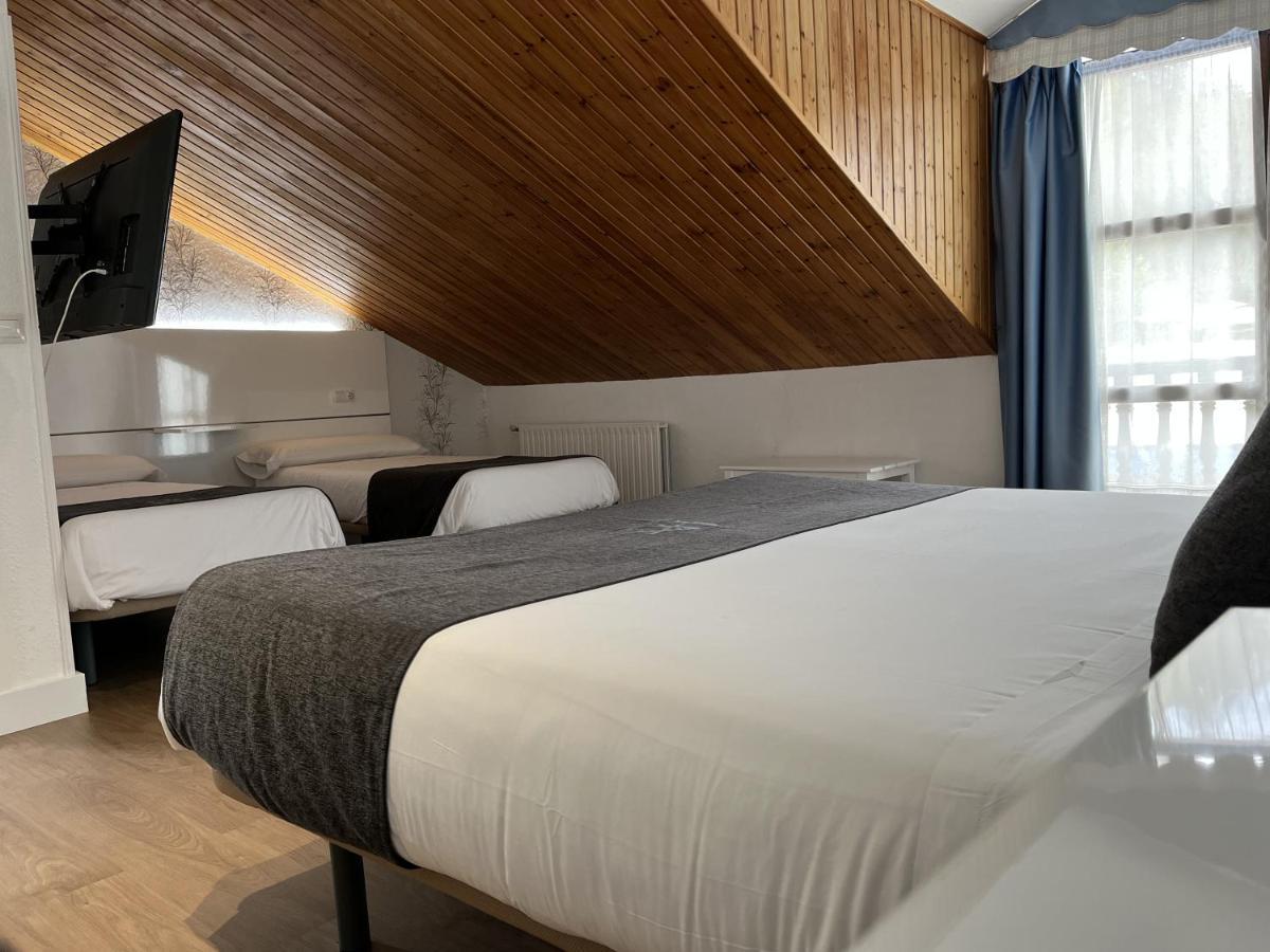 Hotel Avelina Onís Exteriör bild