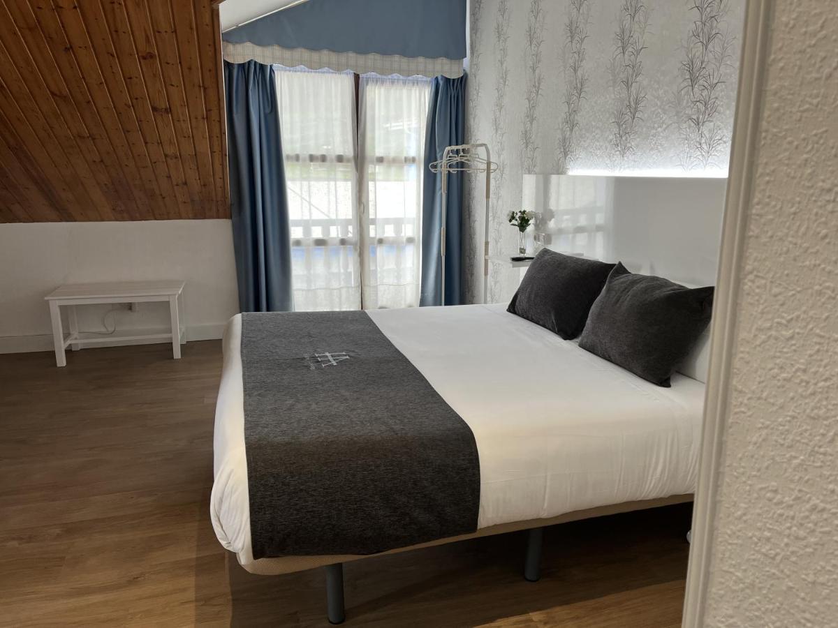 Hotel Avelina Onís Exteriör bild