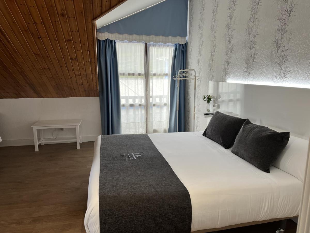 Hotel Avelina Onís Exteriör bild
